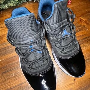 Jordan Women Athletic Shoes in Black and Blue